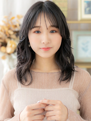 大人ガーリーゆるふわミディグレージュカラー　レイヤーパーマ