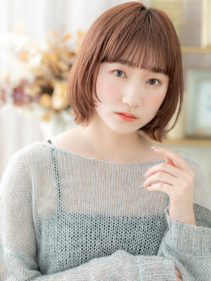 韓国風ベージュピンク外ハネ透け感ミニボブ　耳かけボブ