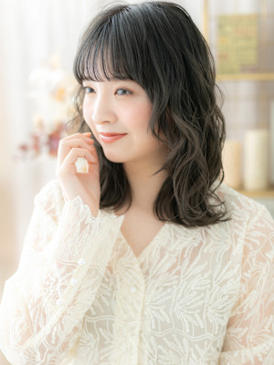 大人かわいい暗髪ミディアムレイヤーウルフ　ウェーブミディアム