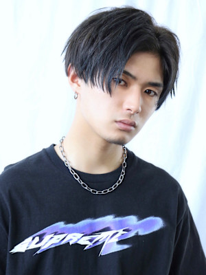 センターパート　アッシュ　刈り上げ　福岡　ナチュラルヘア