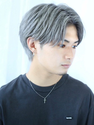 グレージュ　センターパート　ニュアンスパーマ　ナチュラル