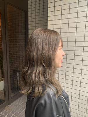 カーキベージュ