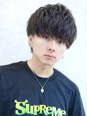 黒髪　マッシュ　ツーブロック　メンズパーマ　束感　簡単