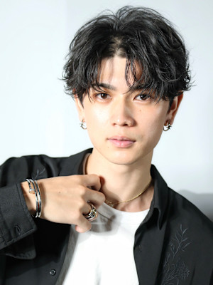 無造作コンマバンク　センターパート　ツーブロック　ウルフ