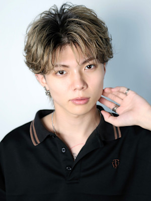 フェザーショート　リーバス　センターパート　マッシュウルフ