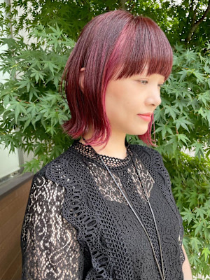 インナーカラーピンク外ハネくびれヘア切りっぱなし