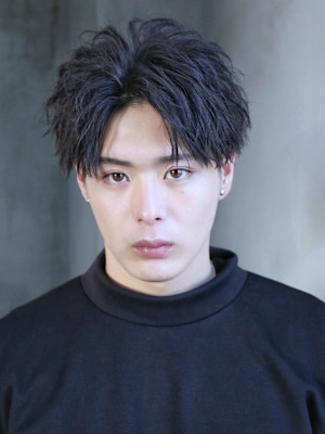 ソフトツイストパーマ　ショートセンターパート　短髪　黒髪