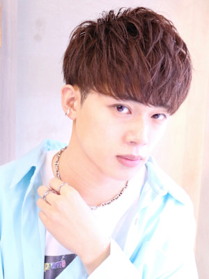 ナチュラル束感ショート　黒髪　ツーブロック　刈り上げ　簡単