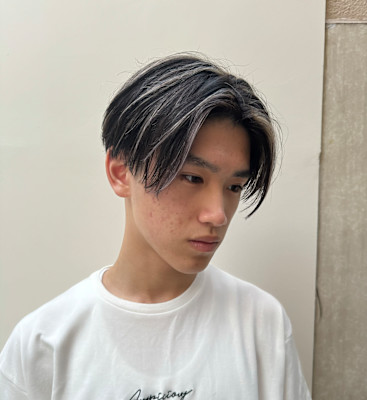 あなたの似合うがわかる！メンズセンターパート×ハイライト