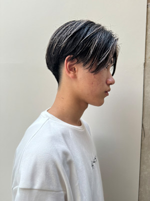 あなたの似合うがわかる！メンズセンターパート×ハイライト