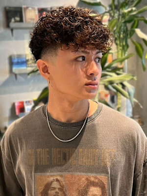 マッシュパーマ　スペインカール　ブラウンカラー　刈り上げ