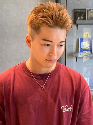 アップバング　刈り上げ　金髪　ハイトーン　スパイキーショート