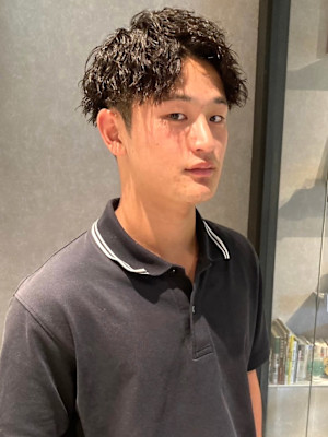 スパイラルパーマ　強めパーマ　束感　センターパート　20代