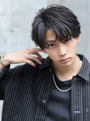 黒髪　毛流れ　刈り上げ　マッシュ　シースルー　ツーブロック