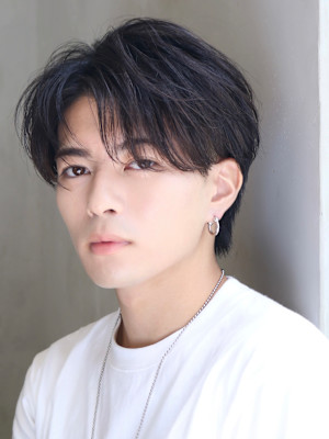 毛流れ　センターパート　黒髪　ツーブロック　刈り上げ　