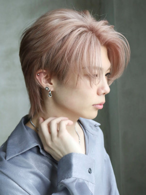 ピンクベージュ　かき上げ　センターパート　ハイトーン　