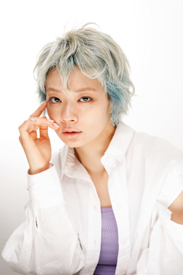 ショートレイヤー/ダブルカラー/ペールブルー/ブリーチ