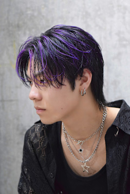 パープルハイライトカラーカルマヘアセンターパートウルフ韓国