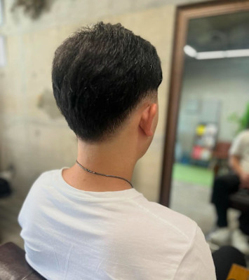 低めのフェードで魅せるシェーバー剃刀仕上げの究極のシャープさ