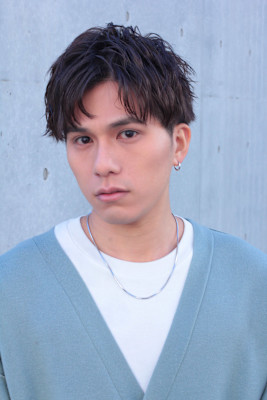 ツーブロックセンターパートショートマッシュ