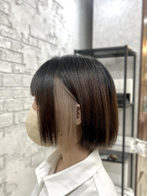 インナーカラー耳掛け切りっぱなし大人ボブ