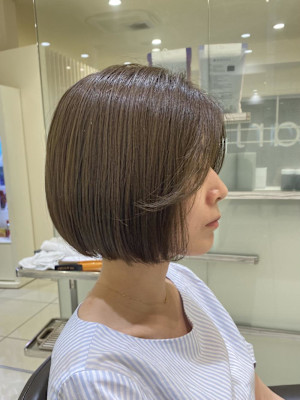 柔らかい雰囲気のオリーブベージュボブ