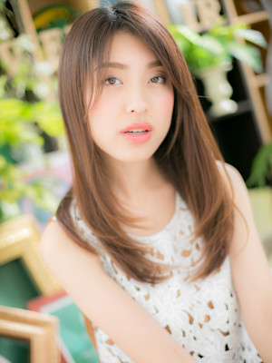 小顔センターパートアッシュミルクティー　透明感カラー