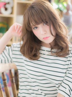 大人ガーリー外国人風小顔アンニュイセミディ　ウェーブミディア