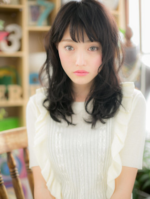 黒髪くすみカラー大人ガーリーくせ毛風ロブ　レイヤーパーマ