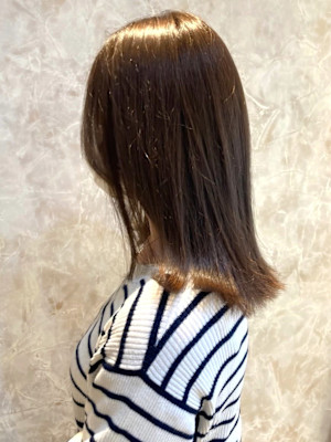 オリーブベージュ　ミディアム　顔周りレイヤー　艶髪ストレート