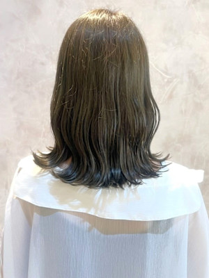 オリーブベージュ　寒色系カラー　外ハネミディアム　透明感