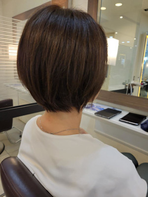 丸みショートボブ　耳かけ丸みショートボブ