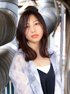 毛先外ハネ×くびれスタイル