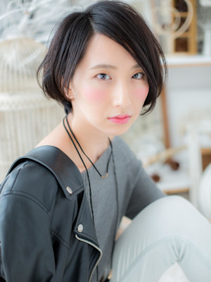 アシンメトリー黒髪耳かけミニボブショート 　耳かけボブ