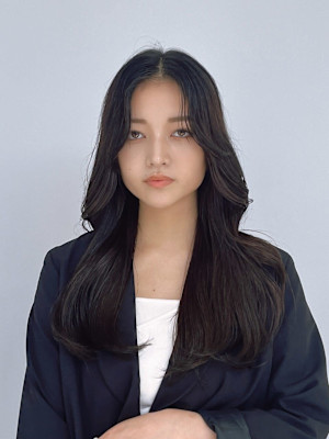 91くびレイヤーアッシュブラックロング韓国風くびれ巻きカット