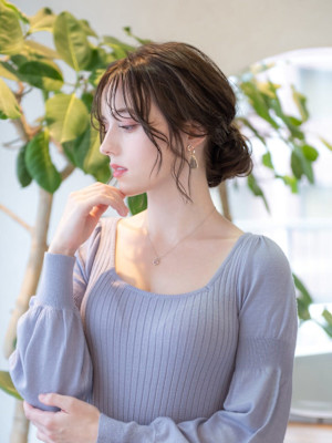 後れ毛が可愛いお呼ばれお団子アレンジ　シニヨン二次会結婚式