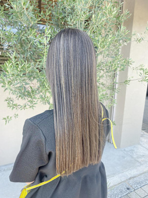 ワンレングスロングヘアにハイライトグラデーションカラー
