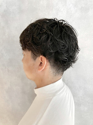 スーツ短髪ツーブロック束感モテる黒髪パーマ流行 