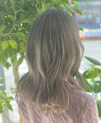 アッシュが映えるミディアムゆるふわカール