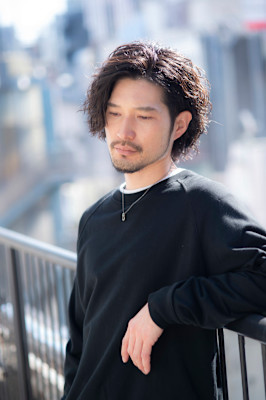 色気溢れるメンズロング×パーマの耳掛けスタイル