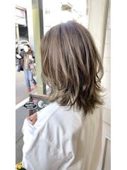 2024春夏ヘアーカーキベージュのウルフミディアム赤羽美容
