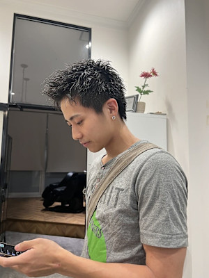 刈り上げアップバングスパイキーショート