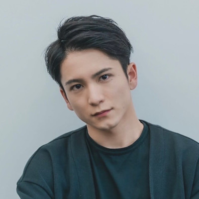 スーツ黒髪ショートマッシュ 爽やかツーブロックゆるパーマ