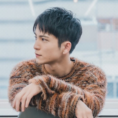 アップバングショート刈り上げ黒髪短髪マッシュ波巻きパーマ