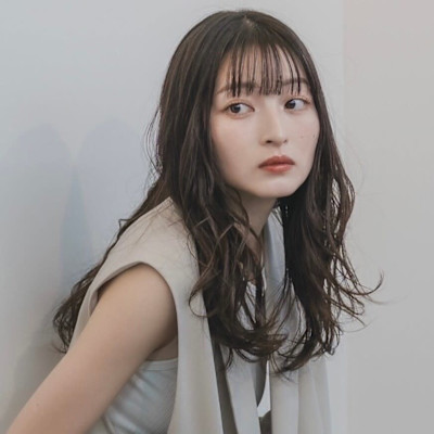 暗めカラーグレージュくすみブルーニュアンスカール薄めバンク