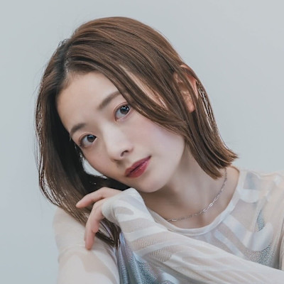 グレーベージュ大人ナチュラル外ハネ結べるショートボブ長め前髪