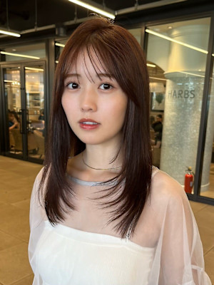 ナチュラルハイレイヤーカットストレートヘアぱっつん前髪