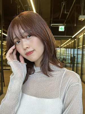 顔周り外ハネミディアムレイヤーくびれウェーブピンクベージュ