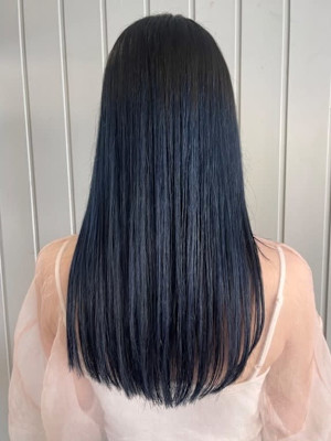 ブルーブラック　寒色系カラー　ブリーチカラー　ストレートヘア