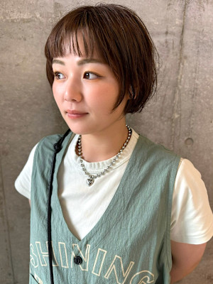 ショートボブ　ベージュカラー　レイヤーボブ　オン眉